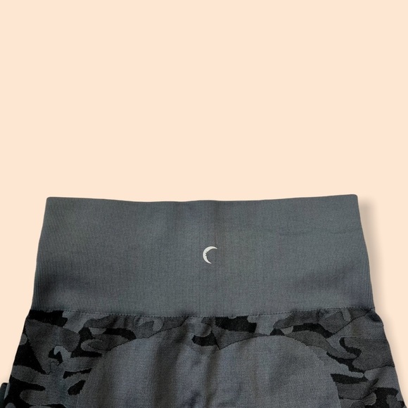 ZYIA Gray Camo Performance Legging - Picture 8 of 9